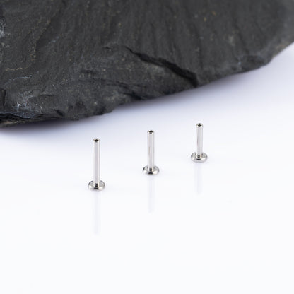 Threadless labret post mini 1 (18 G) base 2.5 mm