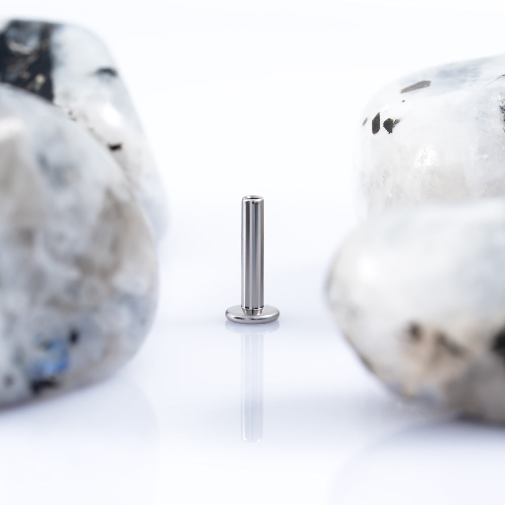 Threadless labret post 1.6 (14 G) base 4 mm